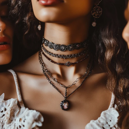 najnowsze trendy wśród naszyjników